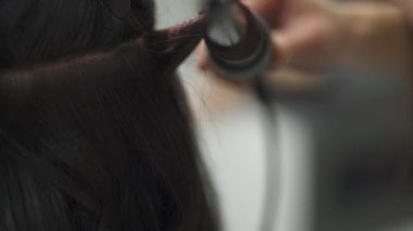 Güzel kız bir saç modeli içinde bir güzellik salonu var