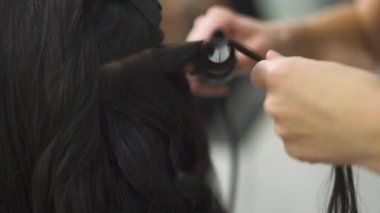 Güzel kız bir saç modeli içinde bir güzellik salonu var