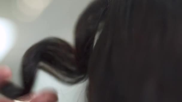 Menina bonita faz um penteado em um salão de beleza — Vídeo de Stock