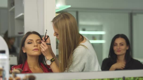 Hermosa chica en un salón de belleza — Vídeo de stock