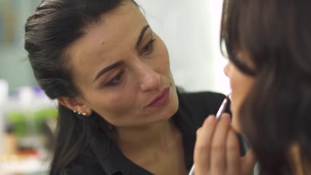 Menina bonita em um salão de beleza — Vídeo de Stock