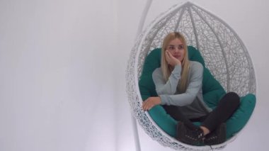 Güzel kız bir kolye koltuğu sallanan