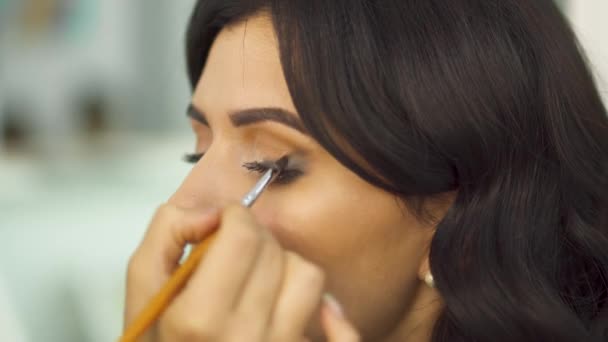 Beautiful young girl in a beauty salon — Stock Video