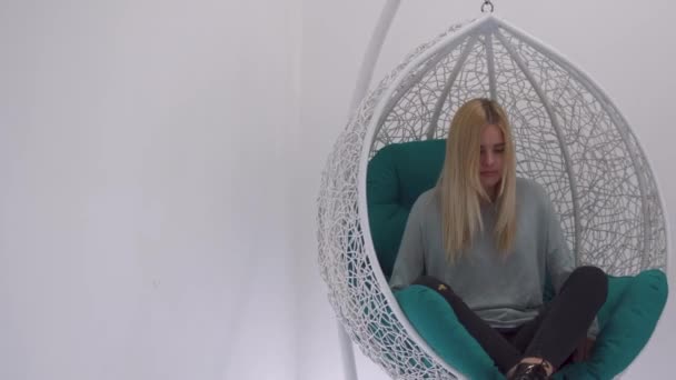 ペンダントの椅子に揺れる美少女 — ストック動画