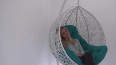 Güzel kız bir kolye koltuğu sallanan