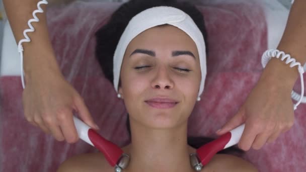 Menina bonita no salão de massagem — Vídeo de Stock