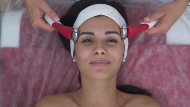 Piękna dziewczyna w salonie masażu — Wideo stockowe