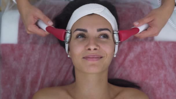 Mooi meisje in een massagesalon — Stockvideo