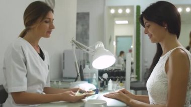 Çekici kız bir manikür salonu