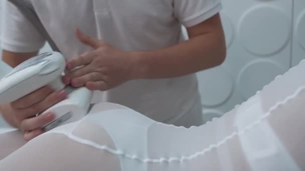 Menina bonita no salão de massagem — Vídeo de Stock