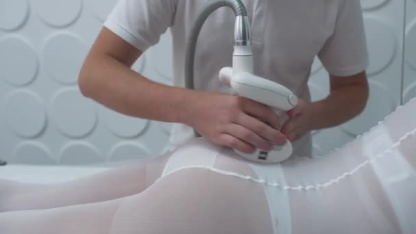 Mooi meisje in een massagesalon — Stockvideo