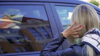 Güzel kız şehir sokak yürüyüş