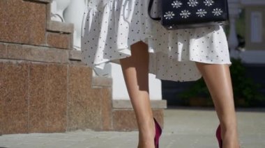 Güzel kadın ayak üzerinde bir şehir sokak