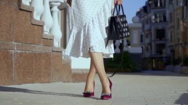 Şehirde sokakta güzel kadın ayakları