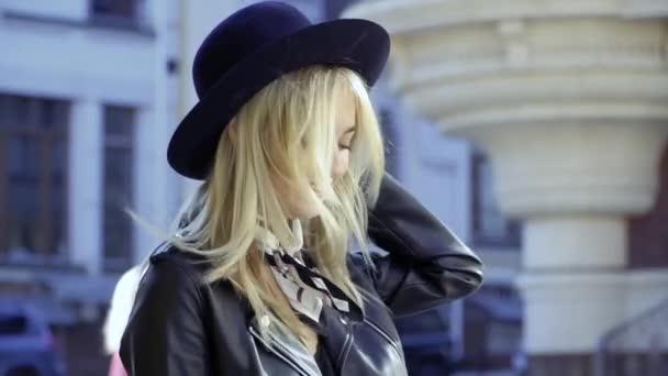 Красива дівчина в чорному капелюсі — стокове відео