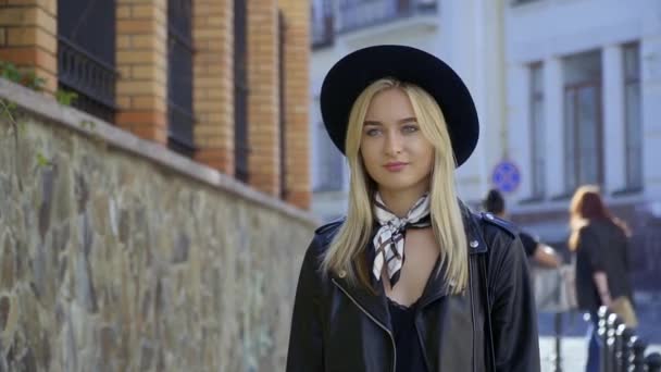 Hermosa chica en sombrero negro — Vídeo de stock