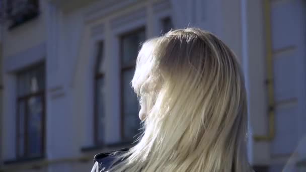 도시의 거리에서 아름 다운 소녀 — 비디오