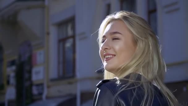 Hermosa chica en la calle de la ciudad — Vídeos de Stock
