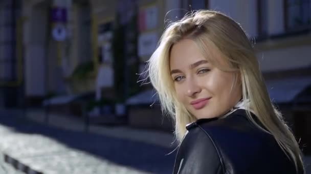 Menina bonita na rua da cidade — Vídeo de Stock