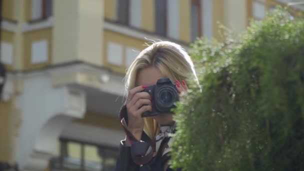 Vacker flicka med kamera — Stockvideo