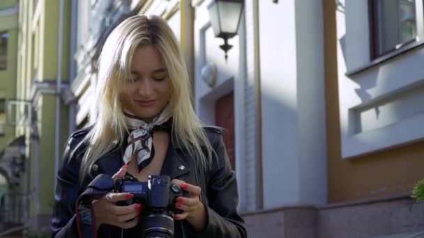 Bella ragazza con macchina fotografica — Video Stock