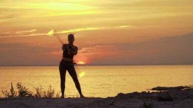 Bayan yanan sopa boyundan büyük döner.