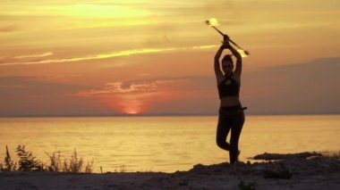 Sunset Bulvarında göstermek yangınlar vahşi görünümlü kadın yapar