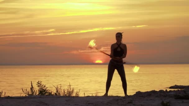 Dame tourne bâton brûlant sur sa tête — Video