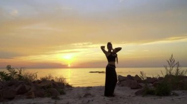 Kadın nehir kenarında dans ediyor