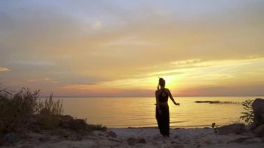 Kadın nehir kenarında dans ediyor