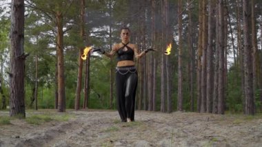 Güzel kadın yok ateş gösterisi ormanda