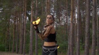 Kadın ormanda yangın kase ile dans ediyor