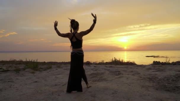 Mujer está bailando cerca del río — Vídeos de Stock