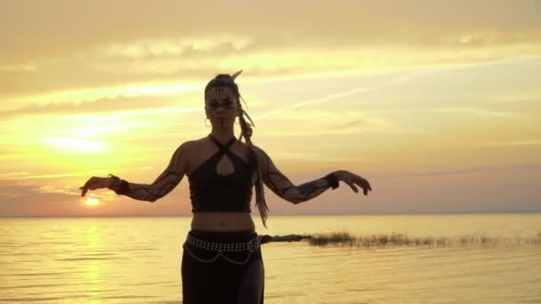 Krásná žena tance nedaleko vody — Stock video