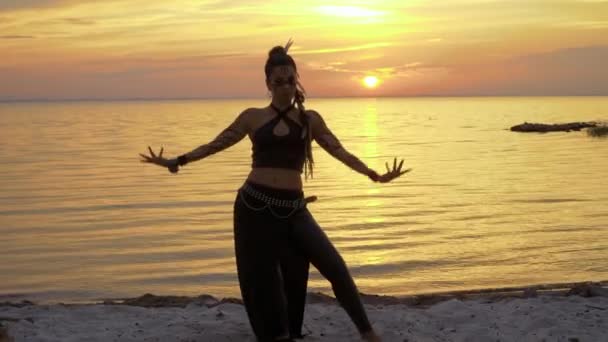 Όμορφη γυναίκα χορούς κοντά στο νερό — Αρχείο Βίντεο