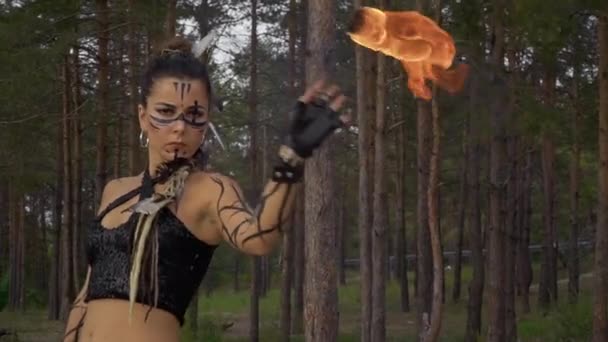 Femme avec trois maquillage faire feu spectacle 