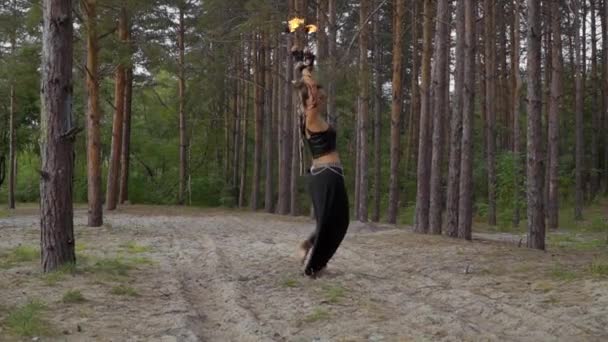 Mulher bonita faz show de fogo na floresta — Vídeo de Stock