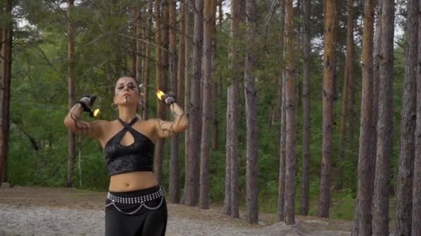 Az erdő gyönyörű nő e tűz-show — Stock videók