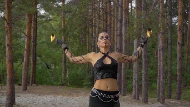Hermosa mujer hace espectáculo de fuego en el bosque — Vídeos de Stock