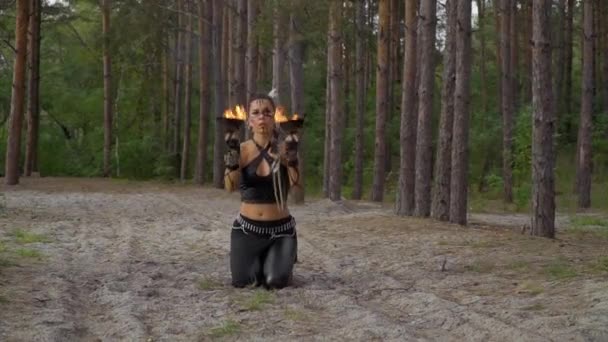 Frau im Wald tanzt mit Feuerschalen — Stockvideo