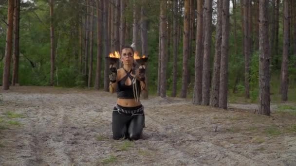 Kvinna i skogen dansar med elden skålar — Stockvideo