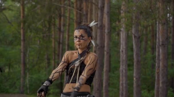 Mujer en el bosque está bailando con cuencos de fuego — Vídeo de stock