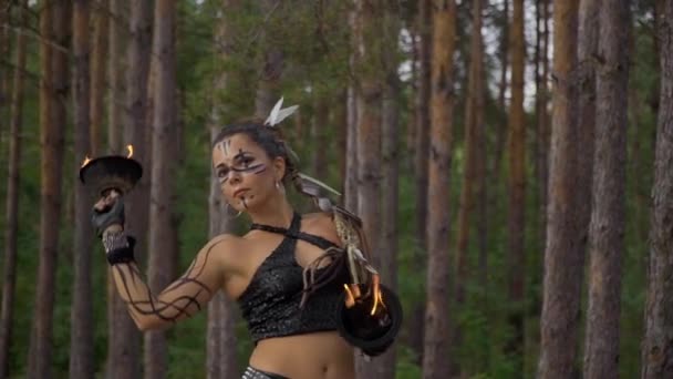 Kvinna i skogen dansar med elden skålar — Stockvideo