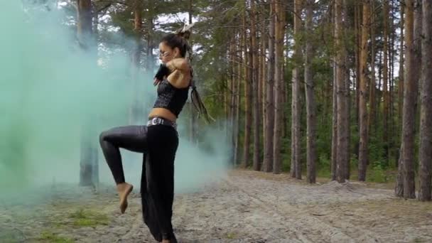 Žena je tanec tribal dance v pilíři modrého dýmu — Stock video