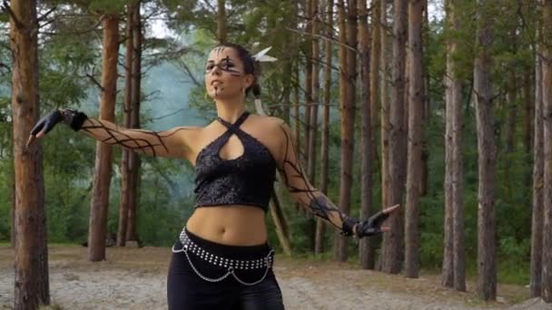 Mujer bailando danza tribal en el bosque — Vídeos de Stock