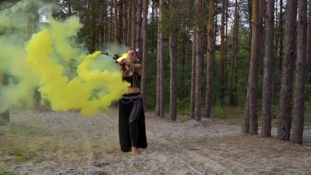 Дикая женщина танцует с огненной палкой и дымовой бомбой — стоковое видео