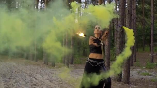 Wild uitziende vrouw is dansen met vuur stick en rookbom — Stockvideo