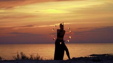 Kadın ateşle Nehri yakınında performans yok