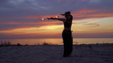 Vahşi görünümlü Bayan günbatımı üzerinde dans ediyor