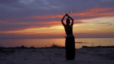 Vahşi görünümlü Bayan günbatımı üzerinde dans ediyor